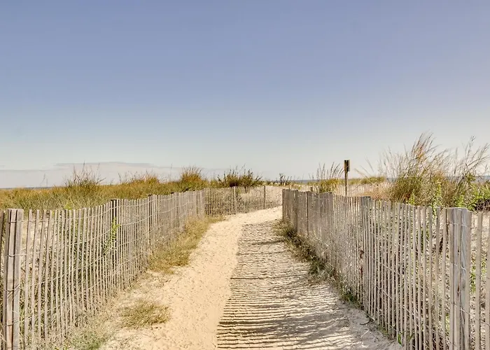 Shop, Dine, Walk To Beach! Ocean Holiday home *