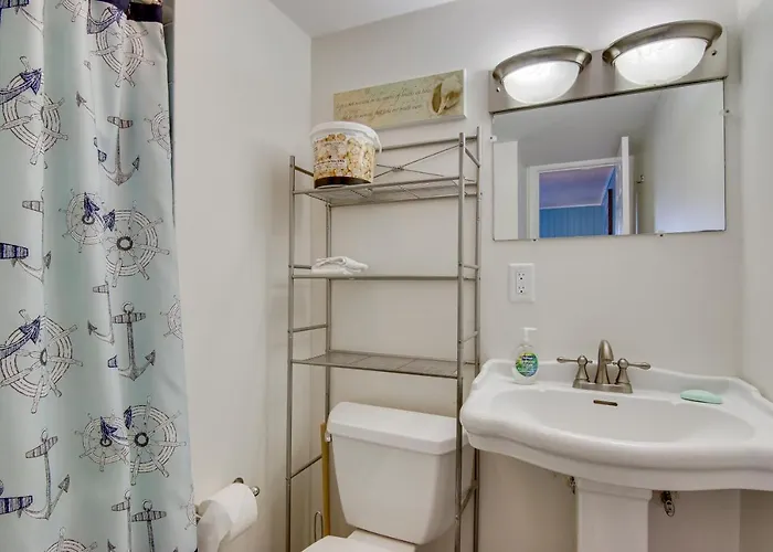 Shop, Dine, Walk To Beach! Ocean Holiday home