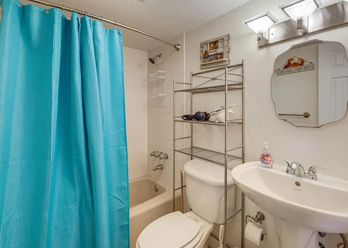 Shop, Dine, Walk To Beach! Ocean Holiday home